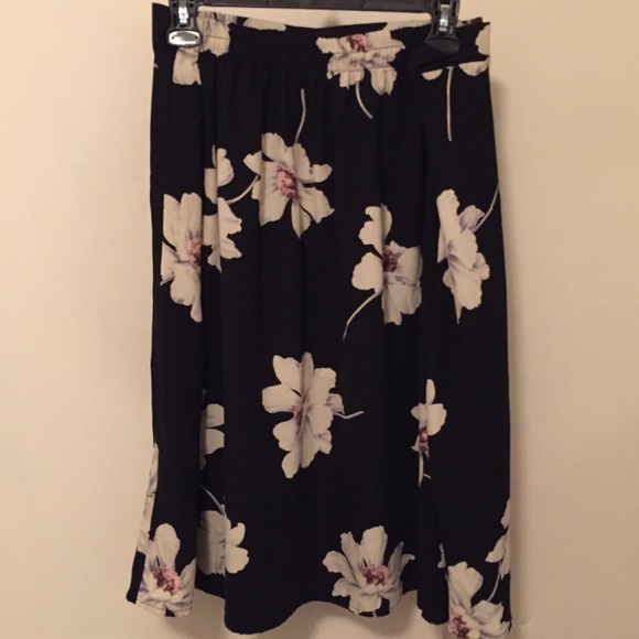 Le Lis Wrap Skirt *NEVER WORN* - Picture 2 of 5